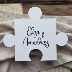 Zbliżenie na puzzla z imionami pary - personalizowany element