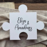 Zbliżenie na puzzla z imionami pary - personalizowany element