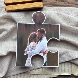 Przykład personalizowanego puzzla ze zdjęciem oraz widoczna podstawka drewniana