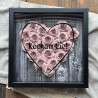 Personalizowana ramka 3D z sercem złożonym z 19 ręcznie robionych papierowych róż, czarna ramka z personalizowanym tekstem