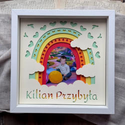 Personalizowana ramka 3D z kolorową tęczą i wyciętym imieniem dziecka w białej ramce drewnianej