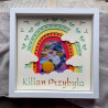 Personalizowana ramka 3D z kolorową tęczą i wyciętym imieniem dziecka w białej ramce drewnianej