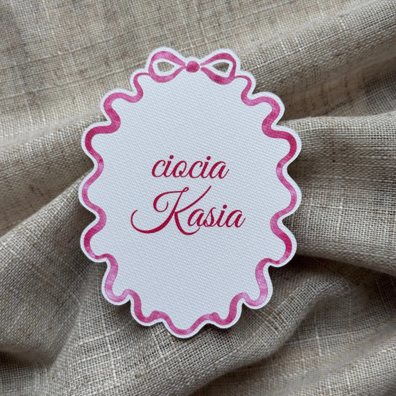 Zbliżenie na winietkę w kolorze różowym z przykładowym napisem (ciocia Kasia)