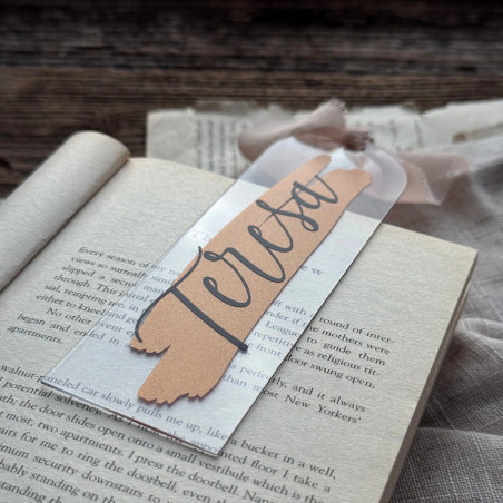 Personalizowana zakładka do książki akrylowa Luna – ślad pędzla miedziany, imię czarna folia mat