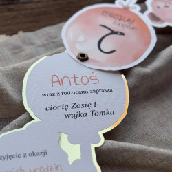Zaproszenie Rufino z widocznym metalowym nitem łączącym obie części.