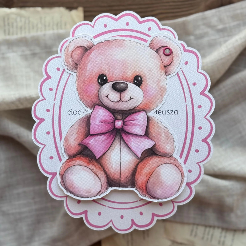 Personalizowane zaproszenie urodzinowe Belinda z grafiką misia z różową kokardą w ozdobnej różowej ramce.