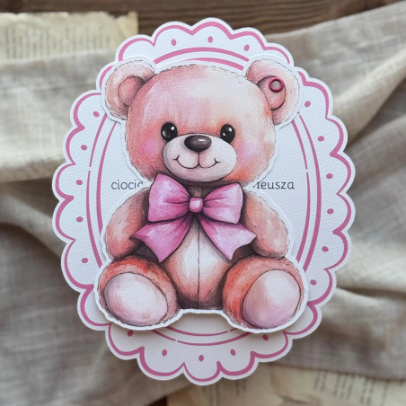 Personalizowane zaproszenie urodzinowe Belinda z grafiką misia z różową kokardą w ozdobnej różowej ramce.