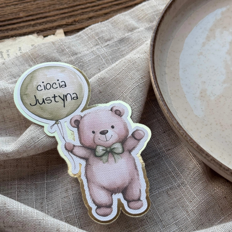 Personalizowana winietka urodzinowa Foresto z grafiką misia i zielonym balonem z imieniem gościa.