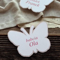 Personalizowana winietka urodzinowa Rosalía w kształcie motyla z imieniem gościa.