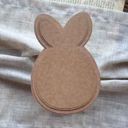 Baza kartkowa w kształcie jajka z uszami królika na białym tle – widok całości bazy