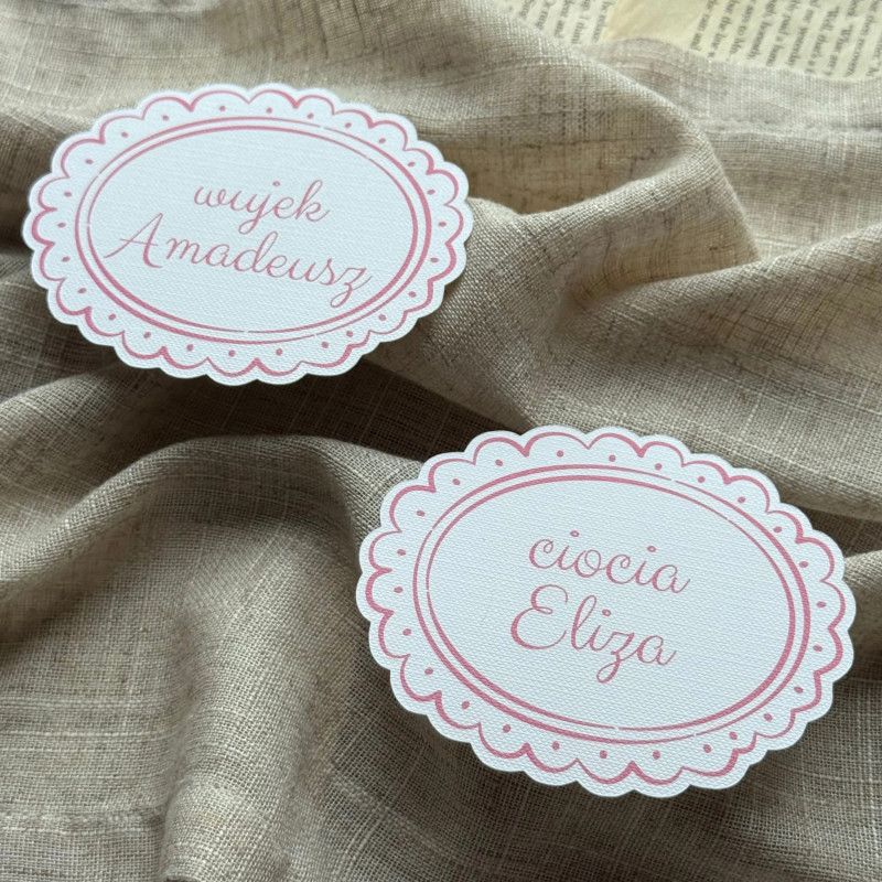 Personalizowana leżąca winietka urodzinowa Belinda I z różową ramką i imieniem gościa.