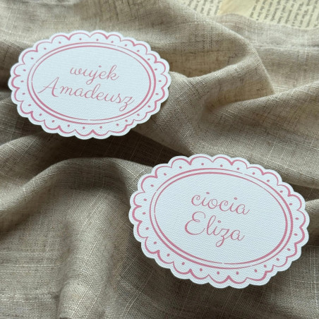 Personalizowana leżąca winietka urodzinowa Belinda I z różową ramką i imieniem gościa.