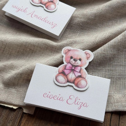 Stojąca personalizowana winietka urodzinowa Belinda II z misiem z różową kokardą i imieniem gościa.