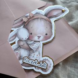 Zaproszenie dziecięce Flora - delikatnie wystające z koperty w kolorze pudrowego różu