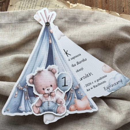 Zaproszenie w kształcie tipi - delikatnie obrócone, widać fragment treści zaproszenia