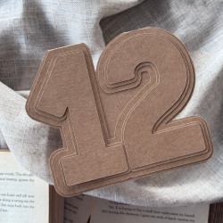 Baza liczby 12 z dopasowanym wzornikiem, eleganckie tło.