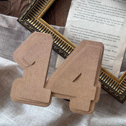 Baza w formie 14 z ułożonym wzornikiem, tło dekoracyjne.