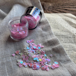 Shaker Mix w kolorach pudrowego różu (opalizujące) – pastelowe cekiny i gwiazdki zamknięte w pojemniczku 20 ml.