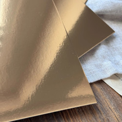 Zbliżenie na złoty papier lustrzany