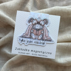 Zakładka magnetyczna pokryta folią diamentową z grafiką psa pod kocem, z książką w łapkach i w okularach