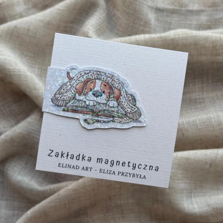 Zakładka magnetyczna z folią brokatową i grafiką psa czytającego książkę pod kocem