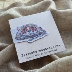 Zakładka magnetyczna z folią brokatową i grafiką psa czytającego książkę pod kocem