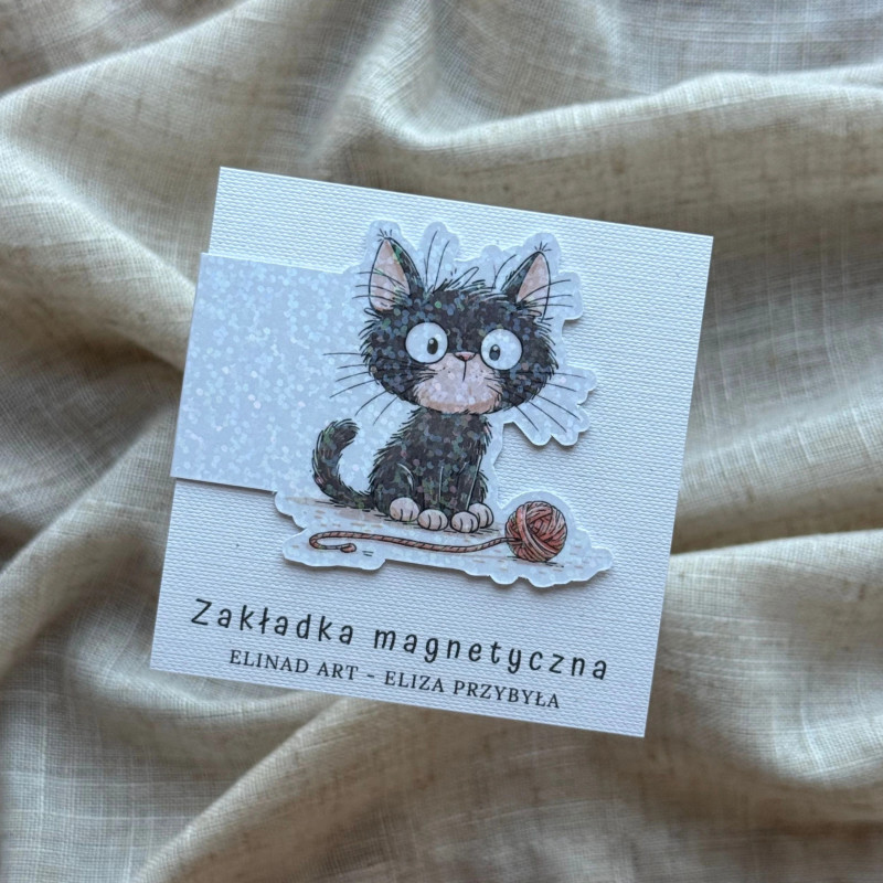 Zakładka magnetyczna z folią brokatową i grafiką kota siedzącego obok kłębka wełny