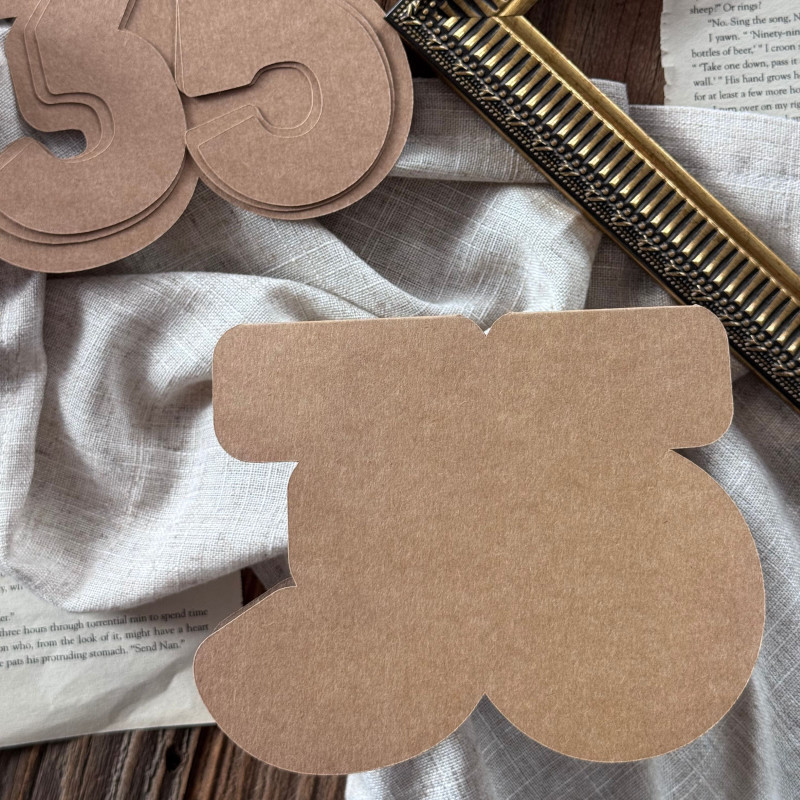 Cyfra 35 z przodu, wzornik w tle.