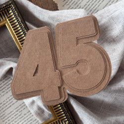 Baza cyfra 45 z wzornikiem – eleganckie, rękodzielnicze ujęcie.