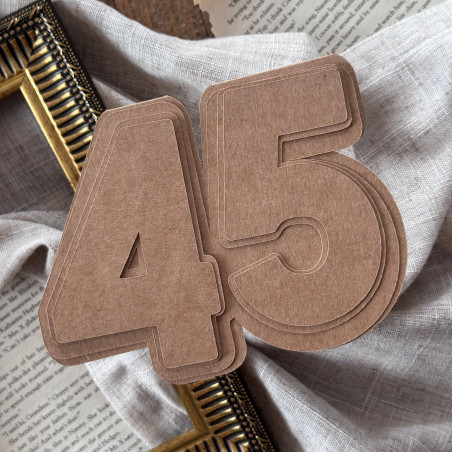 Baza cyfra 45 z wzornikiem – eleganckie, rękodzielnicze ujęcie.