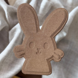 Baza do kartki w kształcie królika z zestawem wzorników na ozdobnym tle.