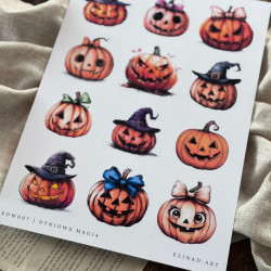Zbliżenie na wydrukowany Arkusz z halloweenowymi grafikami przedstawiającymi dynie.