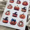 Zbliżenie na wydrukowany Arkusz z halloweenowymi grafikami przedstawiającymi dynie.
