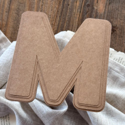 Baza do samodzielnego zrobienia kartki w kształcie litery M z zestawem 3 wzorników na ozdobnym tle.