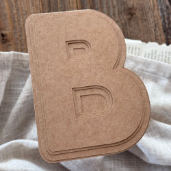 Baza do samodzielnego zrobienia kartki w kształcie litery B z zestawem 3 wzorników na ozdobnym tle.