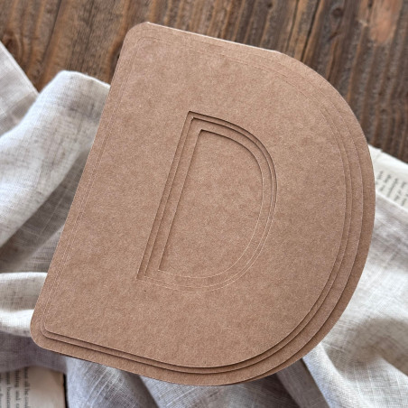 Baza do samodzielnego zrobienia kartki w kształcie litery D z zestawem 3 wzorników na ozdobnym tle.