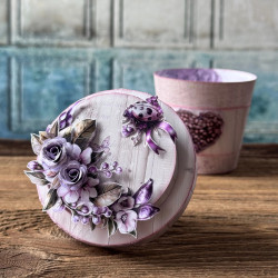 Prezentacja przykładowego gotowego produktu oklejonego papierem ozdobnym.