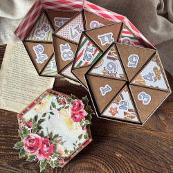 Przykład ozdobionej bazy świątecznego kalendarza adwentowego w kształcie heksagonu z 24 trójkątnymi pudełkami na drobne prezenty