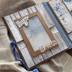 Strona z albumu ręcznie robionego na zamówienie na zdjęcia dziecka.