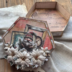 Pudełko w kształcie heksagonu ozdobione papierami świątecznymi. Warstwowa kompozycja na wieczku.