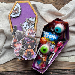 Przykład ozdobionej i otwartej trumny pudełka wypełnionej słodyczami na imprezę z okazji Halloween