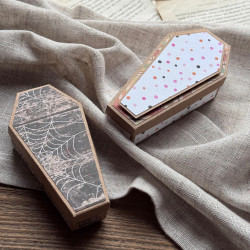 Przykład ozdobionej bazy pudełka w kształcie trumny.