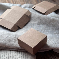 Kwadratowe pudełeczko złożone z bazy - idealne do zrobienia kalendarza adwentowego