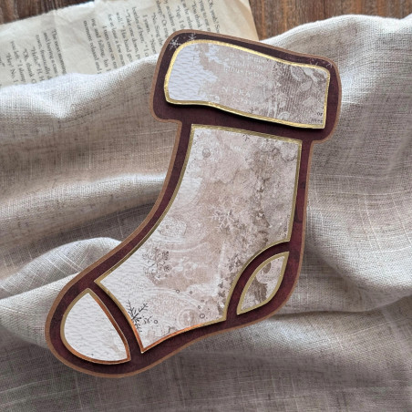 Kraftowa baza w kształcie buta mikołaja ozdobiona świątecznym papierem scrapowym