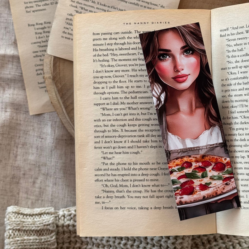 Zakładka z grafiką kobiety trzymającej pizzę prezentowana na stronie książki.