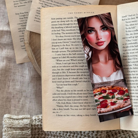 Zakładka z grafiką kobiety trzymającej pizzę prezentowana na stronie książki.
