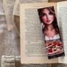 Zakładka z grafiką kobiety trzymającej pizzę prezentowana na stronie książki.