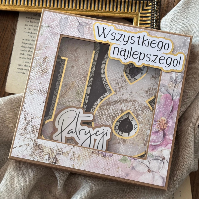 Urodzinowa kartka 18 w ozdobionym pudełku, ze złotym papierem lustrzanym, wersja dziewczęca
