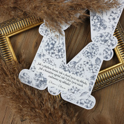 Środek personalizowanej kartki litery z wydrukowanymi życzeniami