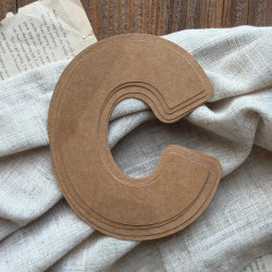 Baza do samodzielnego zrobienia kartki w kształcie litery C z zestawem 3 wzorników na ozdobnym tle.